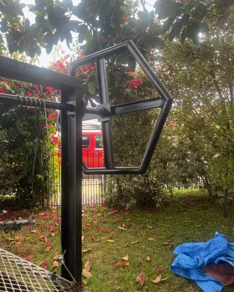 The hexagonal crank wheel that raises and lowers the grill grate